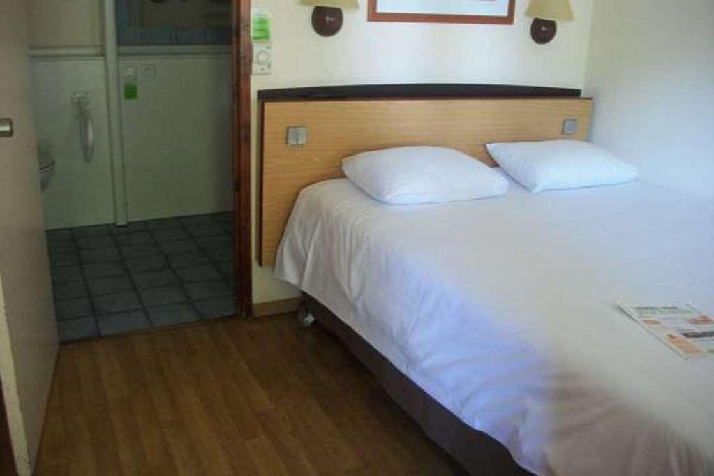 Kyriad Tarbes Bastillac Стая снимка