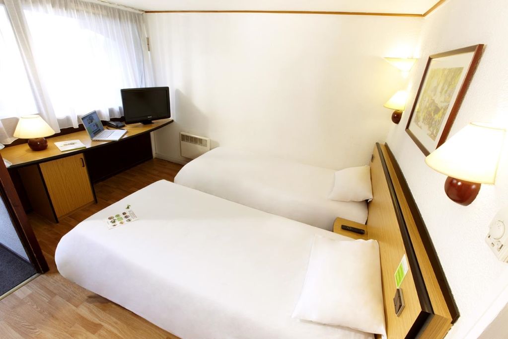 Kyriad Tarbes Bastillac Стая снимка