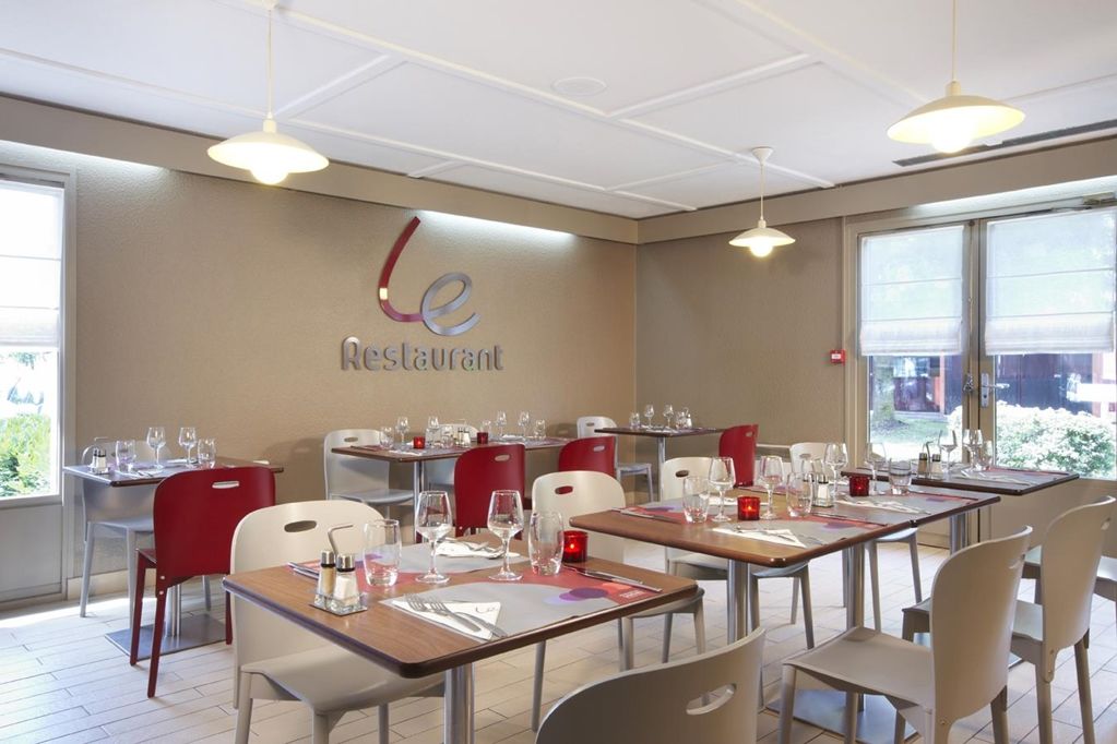 Kyriad Tarbes Bastillac Ресторант снимка