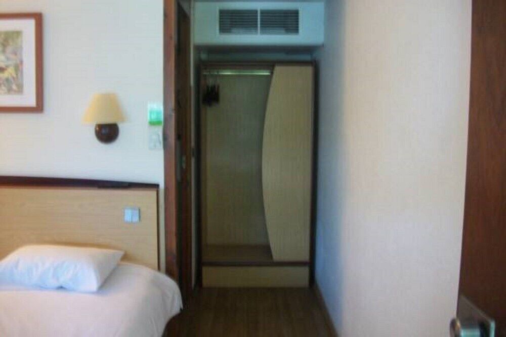 Kyriad Tarbes Bastillac Екстериор снимка